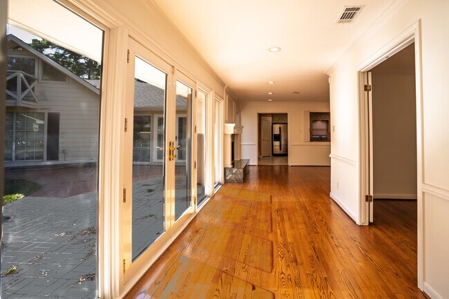 Building Photo - 12127 Tara Dr