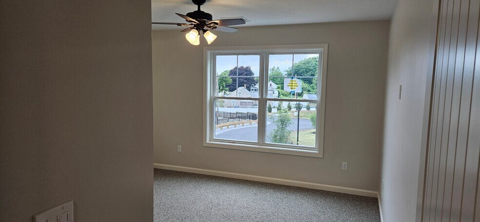 Building Photo - 719 Putnam Pike