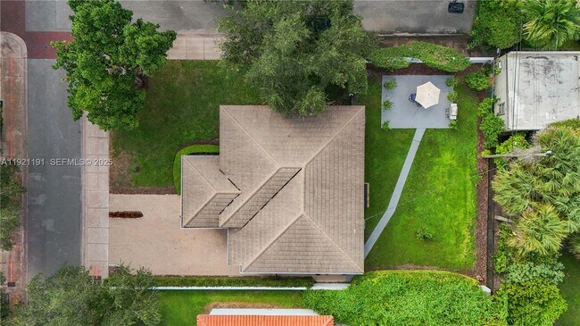 Building Photo - 924 El Rado St