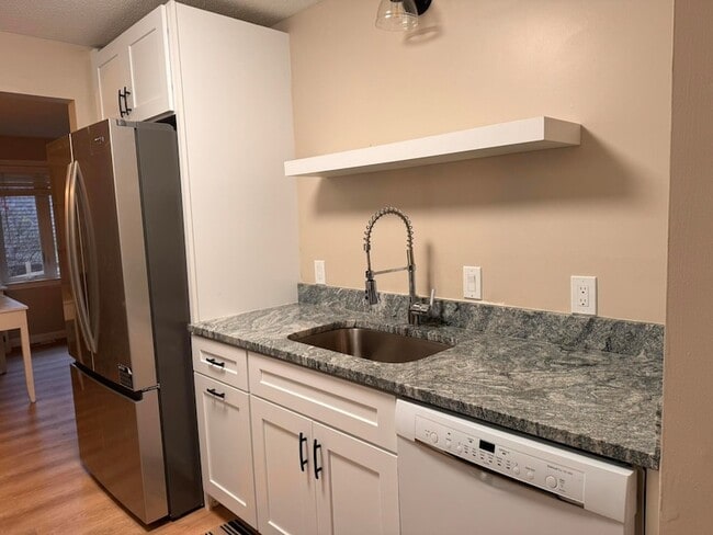 Building Photo - 225 SW Meadows