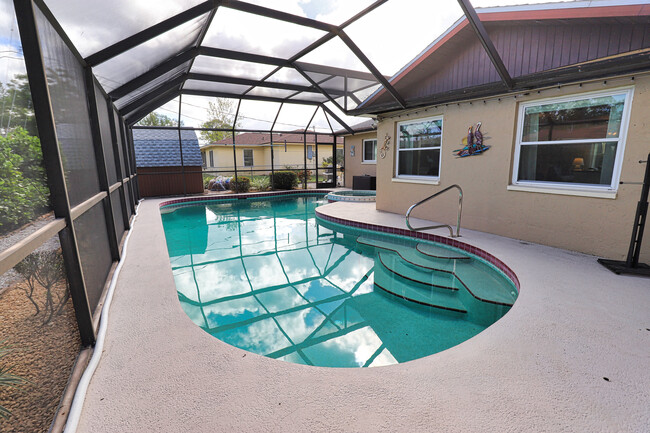 Building Photo - 4215 Pandora Rd