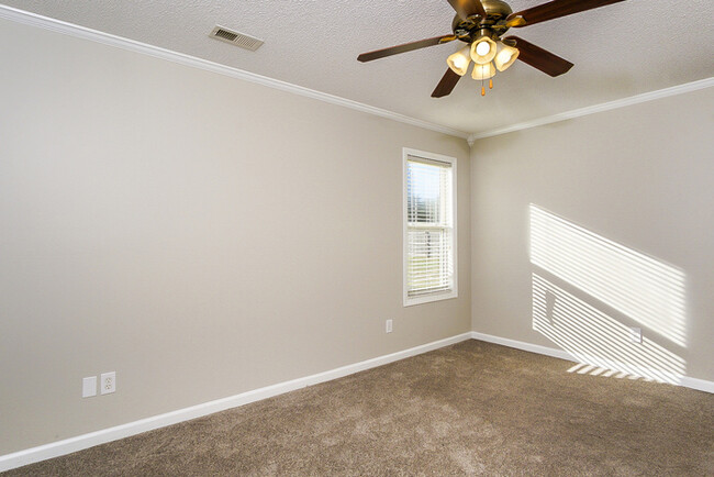Building Photo - 3 Bedroom Huntsville Home