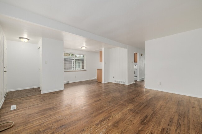 Building Photo - Remodeled 2 bedroom, 1 bath duplex for rent