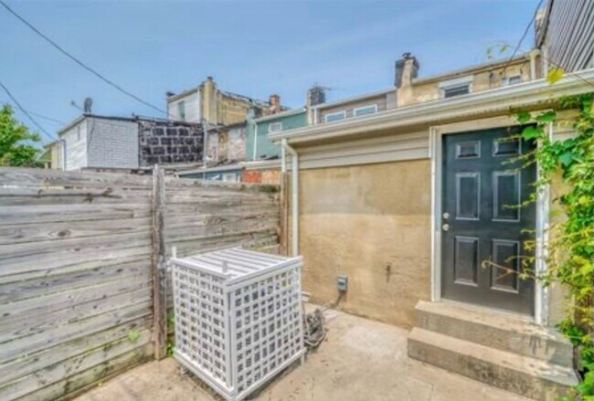 Building Photo - Stunning Newly Renovated 2 Bedroom 1 Bathroom