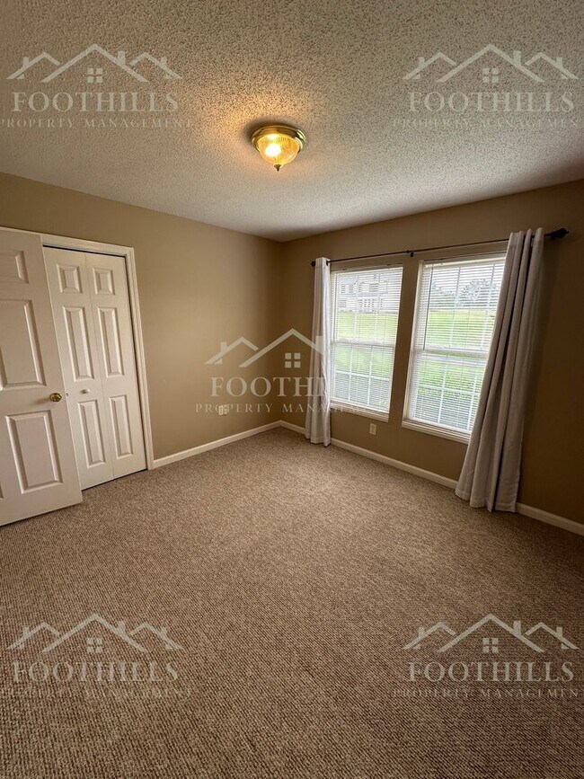 Building Photo - 1419 Oak Hill Dr