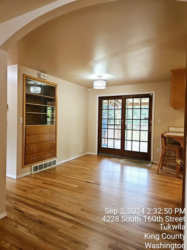 Building Photo - Tukwila/SeaTac daylight rambler - large home for rent - 4 bedrooms 2 bathrooms with 2 kitchens - ...