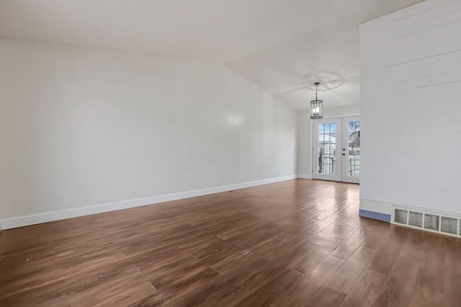 Building Photo - 2543 Stonington Ave