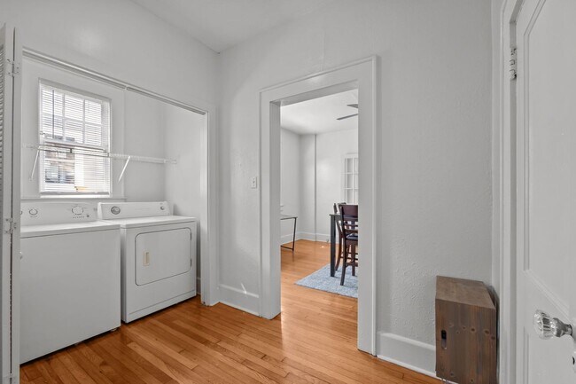 Building Photo - Spacious 5-Bed Home with Front Porch, Deck...