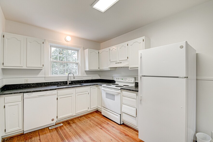 Kitchen - 1612 W 1st St