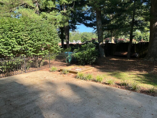 Building Photo - 650 Dogwood Trail
