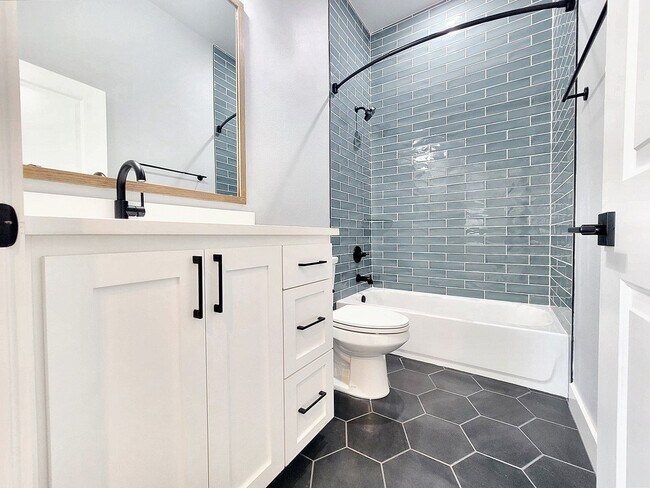Building Photo - Sophisticated 3/BR 2.5/BS Home in Point Ve...