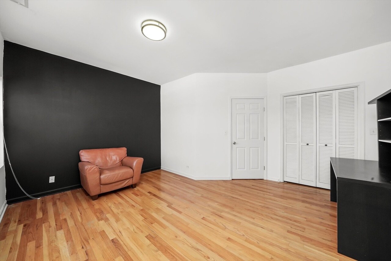 Building Photo - 3906 W Belmont Ave