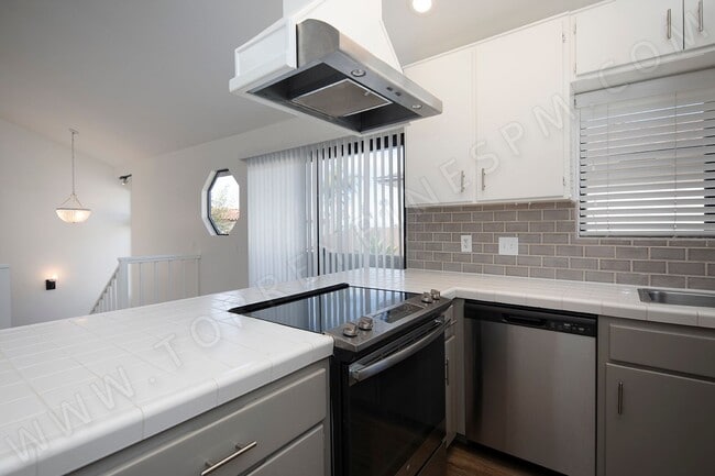 Building Photo - OPEN HOUSE: 12/13 1-2PM ~ 3BR Townhome with Garage, 1 BLOCK from Ocean!