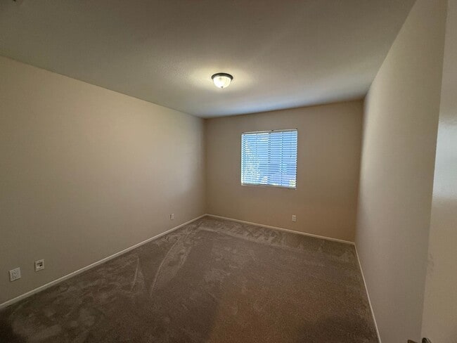 Building Photo - Thousand Oaks - Three Bedroom, 2.5 Bath