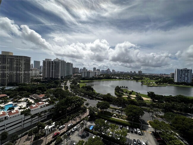 Building Photo - 3731 N Country Club Dr