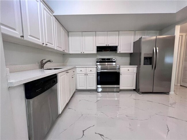 Building Photo - 701 N Pine Island Rd