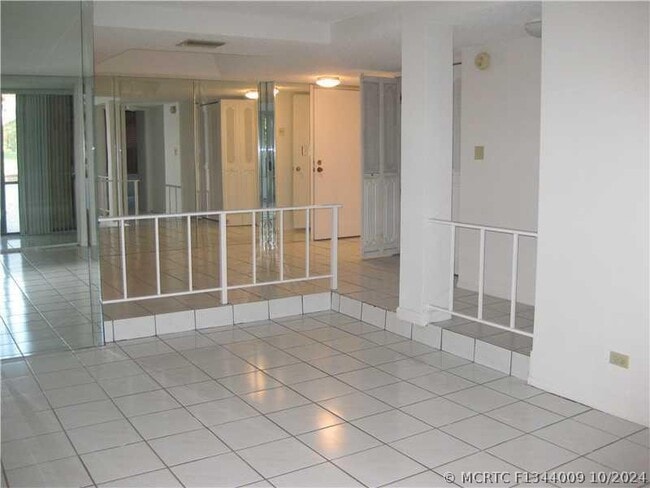 Building Photo - 3750 Inverrary Dr