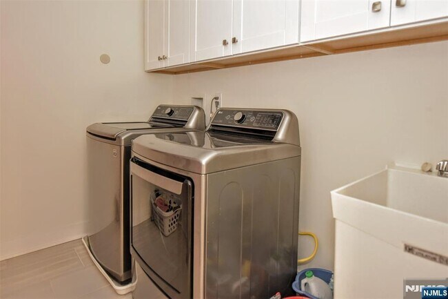 Building Photo - 32 Cinnamon Dr