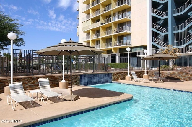 Building Photo - 207 W Clarendon Ave