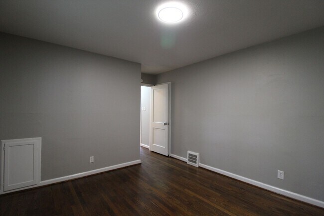 Building Photo - 2 Bedroom 1 Bath Home in Roeland Park