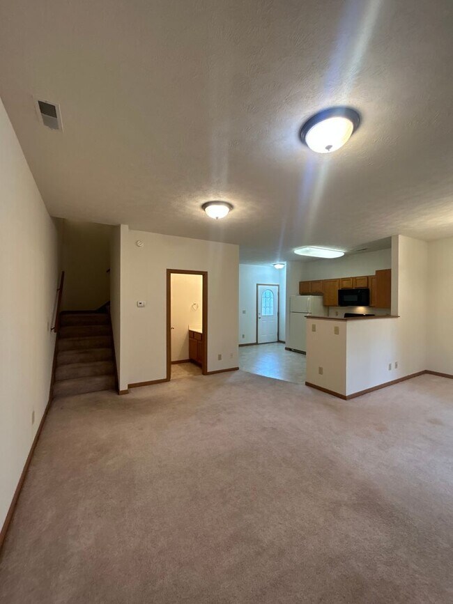 Building Photo - 3 Bedroom Townhome