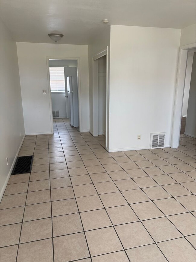 Building Photo - 2BR/1BA Updated Home – Vouchers Welcome!