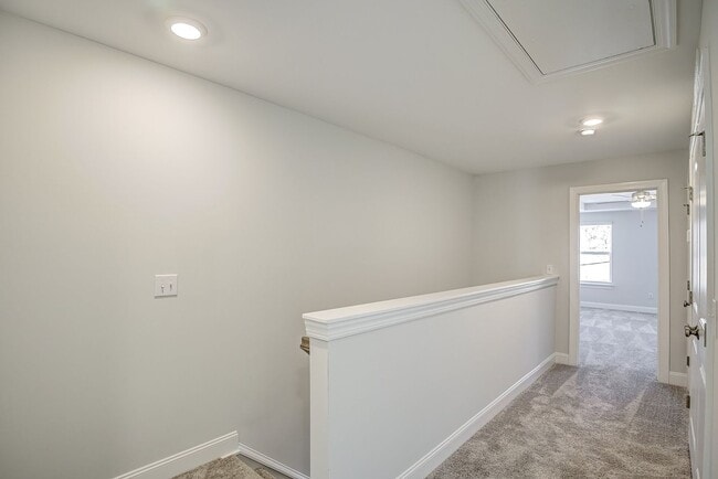 Building Photo - 3/2.5 Townhome Close to Southpoint w/ Garage!