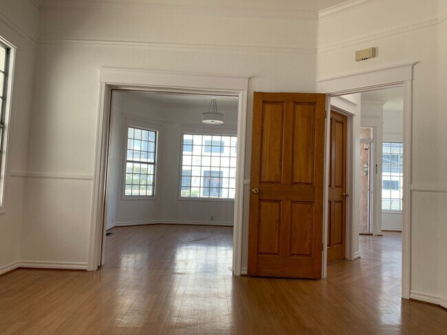 Building Photo - Charming Vintage Two-Bedroom Bungalow with Dining Room & Office