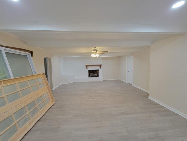 Building Photo - NEW Floors, Roof, Lights, Appliances, ect....