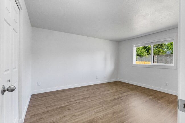 Building Photo - Beautifully Renovated 3-Bedroom Home in Qu...