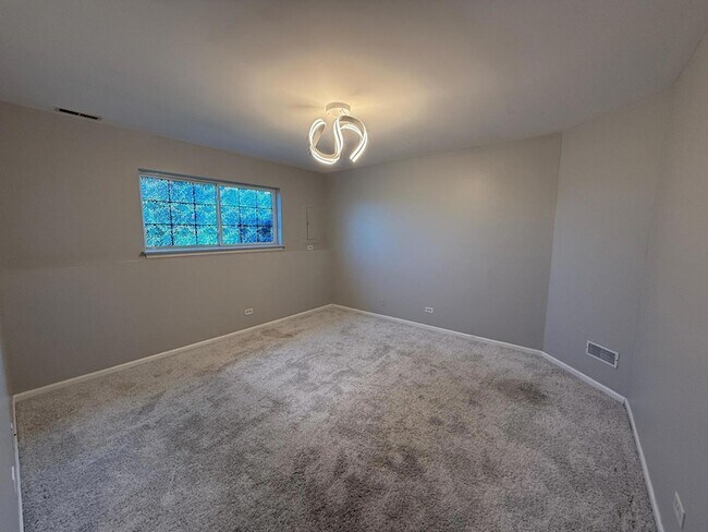 Building Photo - 1624 Fieldstone Dr N