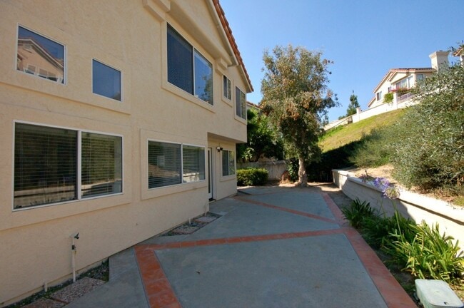 Building Photo - Lovely 3BR/2.5BA Home with Gorgeous Featur...
