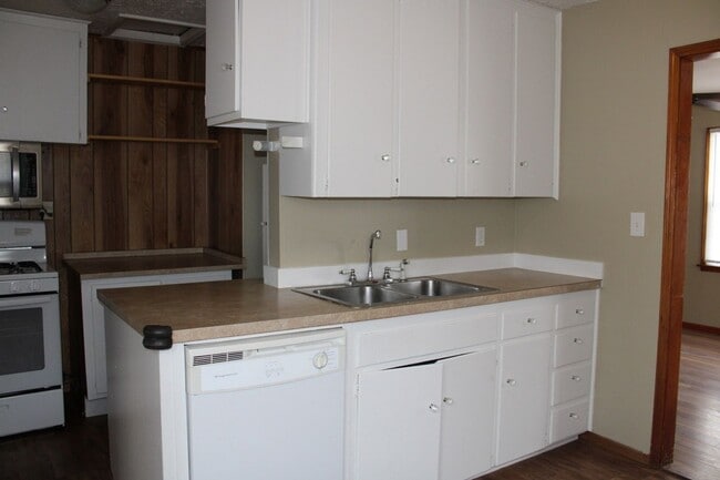 Building Photo - Believe it! 3 bds, 2 ba, MWC Schools - Tin...