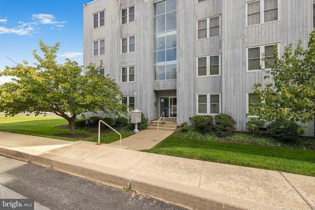 Building Photo - 5213 Le Parc Dr