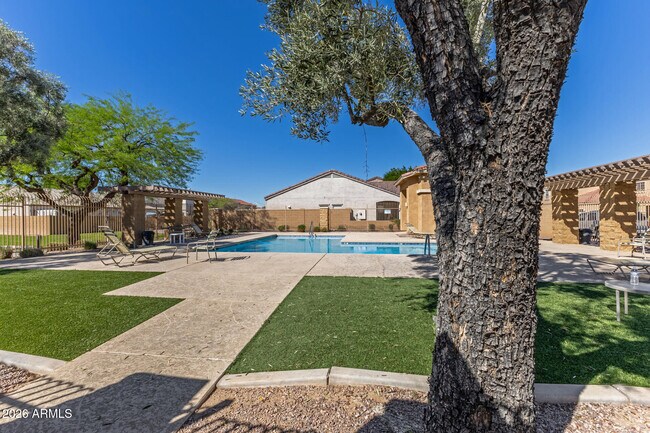 Building Photo - 7042 W Mercer Ln