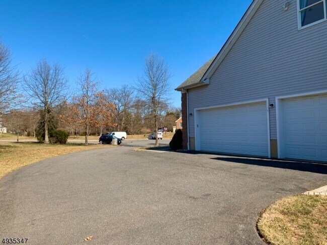 Building Photo - 43 Rosewood Ct