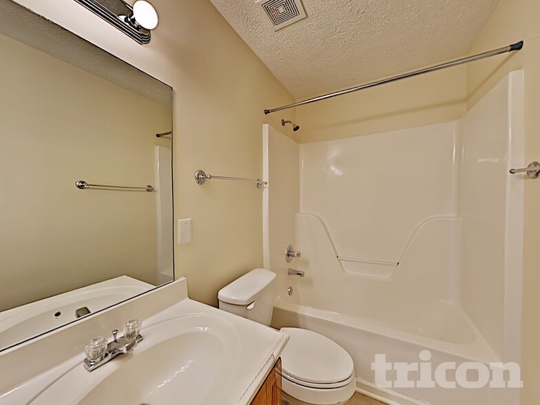 Building Photo - 3013 Weybridge Dr