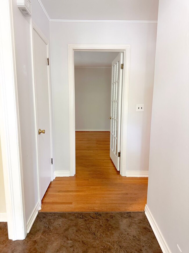 Building Photo - 3 Bedroom House: Walking Distance to Campu...