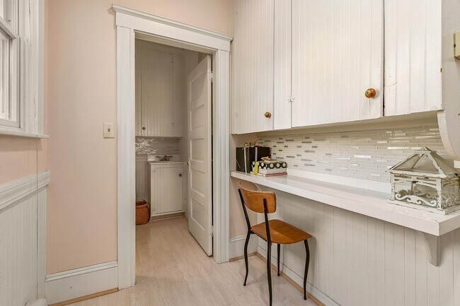 Building Photo - 160 Wibird St