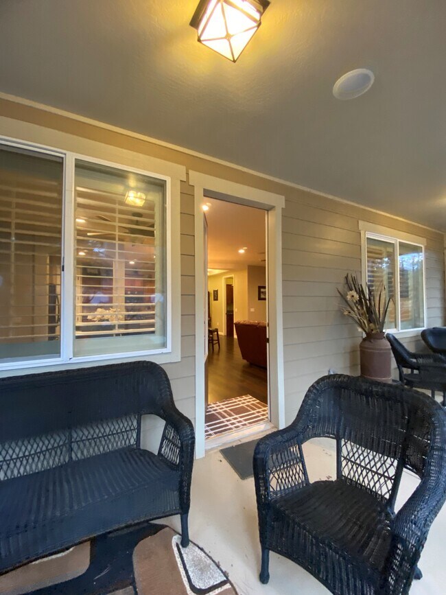 Building Photo - 826 Hemlock Ave