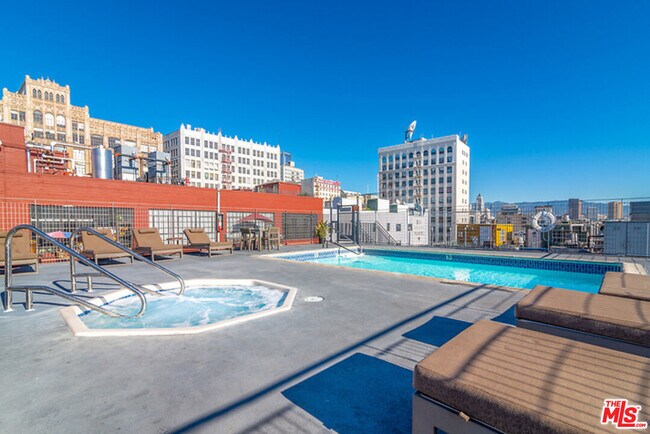 Building Photo - 746 S Los Angeles St