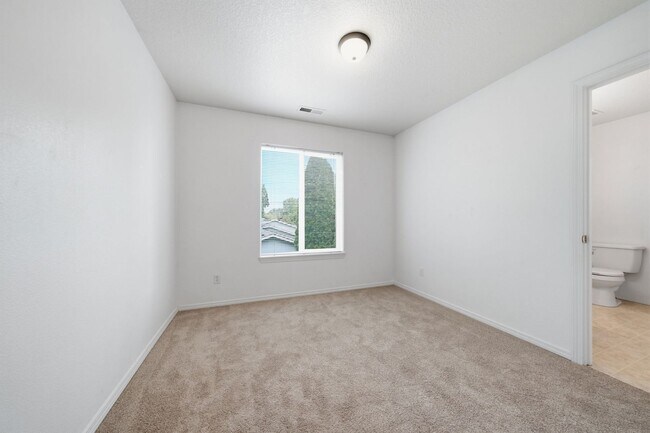 Building Photo - 1499 NE Birkshire Ct