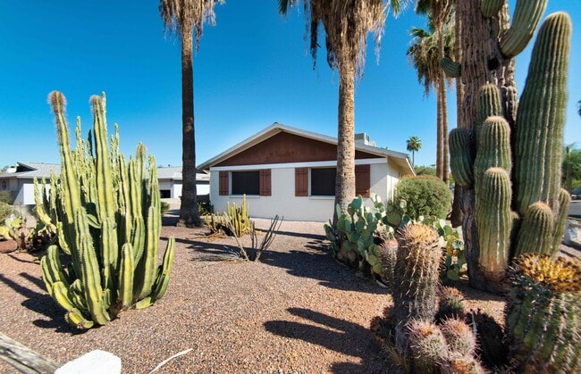 Building Photo - Charming 5-Bedroom Pool Home in Prime Tempe Location