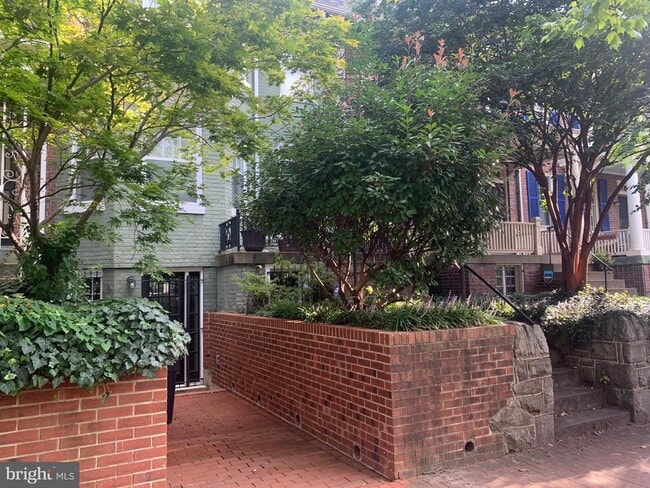 Building Photo - 643 E St NE