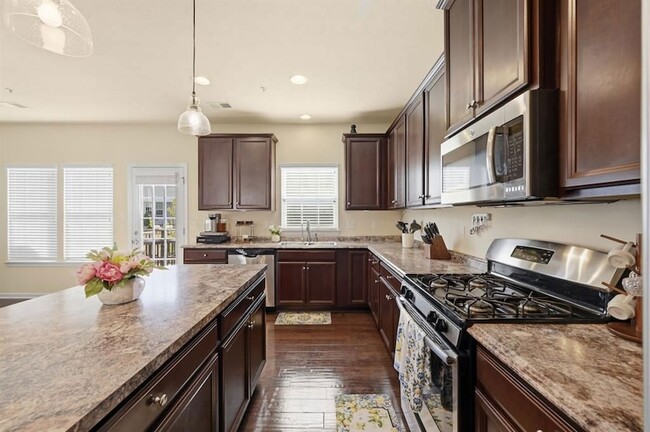 Building Photo - 601 Pointe View Dr