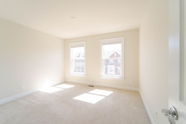 Building Photo - Gorgeous 3 Level Townhome