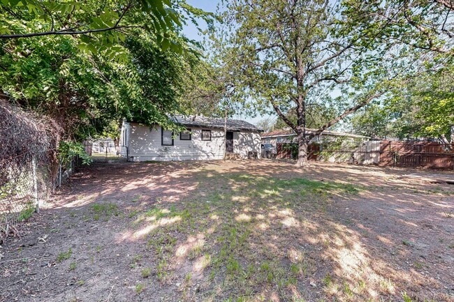 Building Photo - Charming 2-Bedroom Cottage with Big Backyard