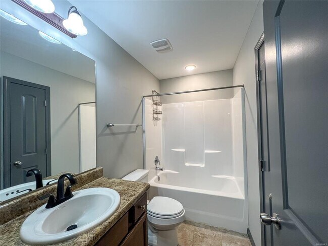 Building Photo - 583 Sunset Dr