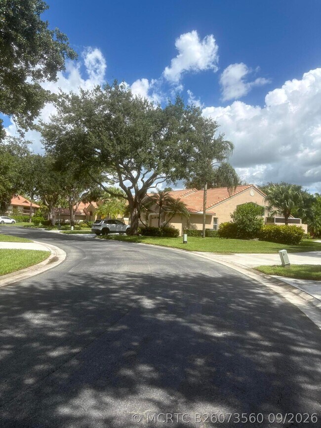 Building Photo - 1604 Rosewood Way