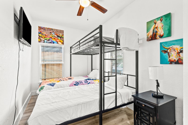 Building Photo - 911 W Wildwood Dr